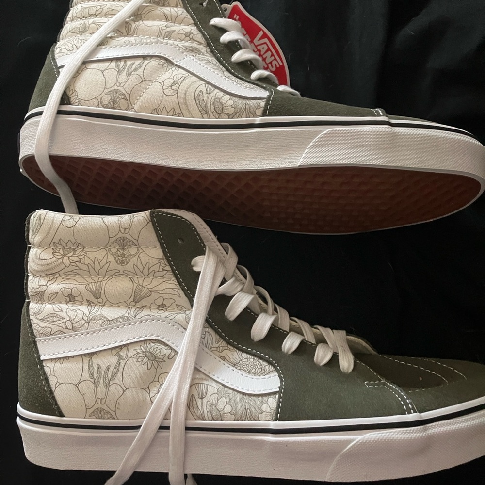 BRAND NEW W/TAGS Olive Green Vans
Price: Negotiable
Size: 11 (Men's)